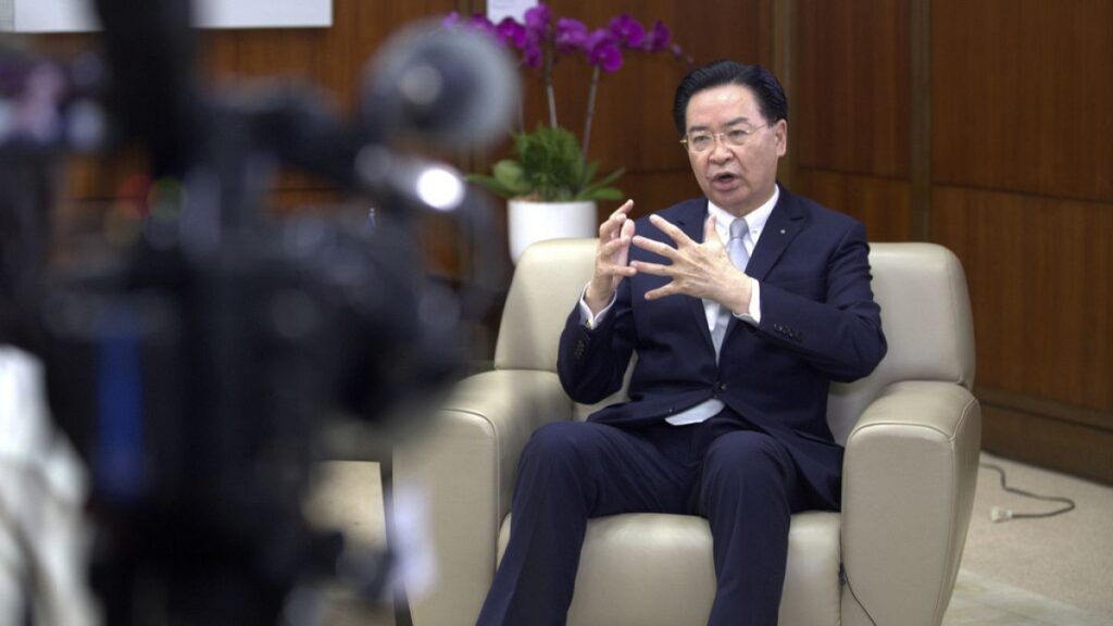 وزير خارجية تايوان يقول إن الصين وروسيا تدعمان “النزعة التوسعية” لبعضهما البعض