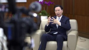 وزير خارجية تايوان يقول إن الصين وروسيا تدعمان “النزعة التوسعية” لبعضهما البعض