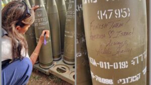 “اقضوا عليهم”.. ضجة تثيرها نيكي هيلي برسالة كتبتها على قذائف مدفعية لقصف غزة