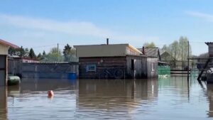 شاهد: البحث عن العالقين في المناطق المتضررة من الفيضانات في مناطق سيبيريا الروسية