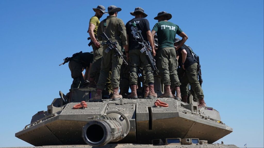 “الجيش الوحيد في العالم الذي يوثق جرائمه”.. جندي إسرائيلي يحرق نسخة من القرآن والجيش يفتح تحقيقاً