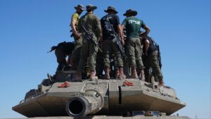 “الجيش الوحيد في العالم الذي يوثق جرائمه”.. جندي إسرائيلي يحرق نسخة من القرآن والجيش يفتح تحقيقاً