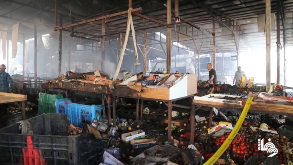 شاهد: نتيجة إطلاق الجيش الإسرائيلي لقنابل الغاز.. حريق ضخم يلتهم مجمع مدينة البيرة التجاري