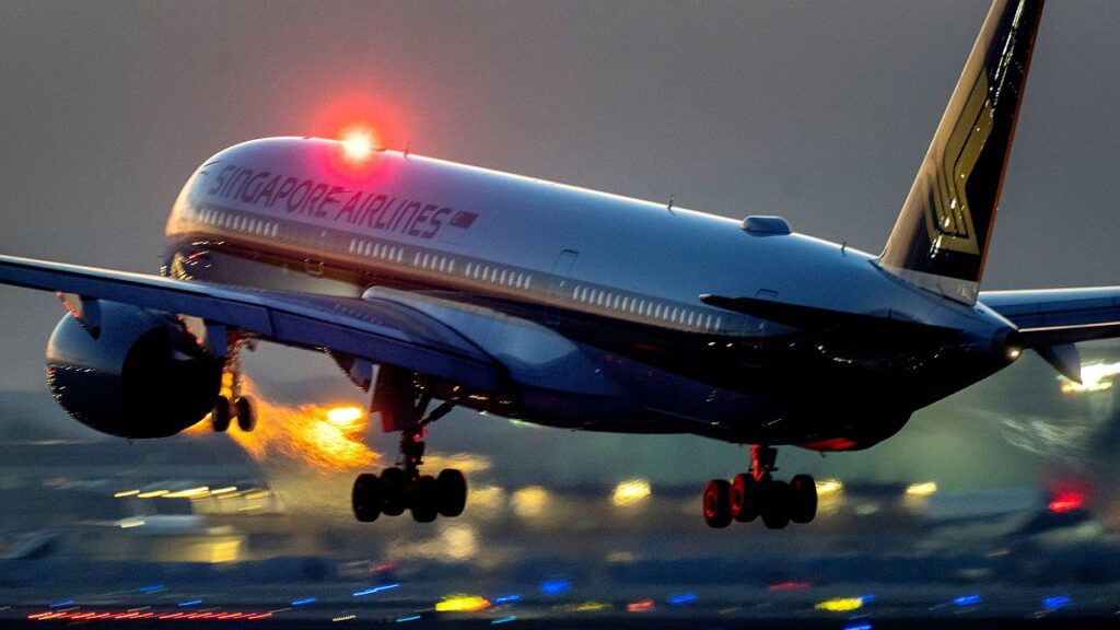 طيران سنغافورة: وفاة شخص وإصابات إثر تعرض رحلة بين لندن وسنغافورة لمطبات شديدة