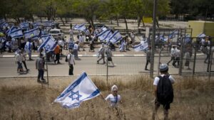 شاهد: مسيرة للمستوطنين في سديروت جنوب إسرائيل تدعو إلى احتلال غزة مجدداً مع انتهاء الحرب