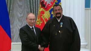 ستيفن سيغال في حضرة بوتين.. أدعو العالم للوقوف في وجه “الوحش الغربي وإعلامه المزيف”