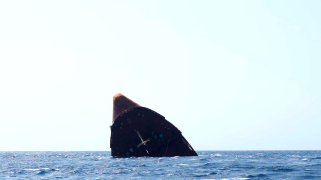 الحوثيون يعلنون مهاجمة 3 سفن ومدمرتين أميركيتين