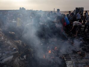 هآرتس: بالنسبة لنتنياهو رعب رفح ليس “حادثا مؤسفا” ولا استثنائيا