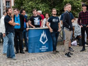 إلى أي مدى نجح اليمين الأوروبي المتطرف في جذب الشباب؟