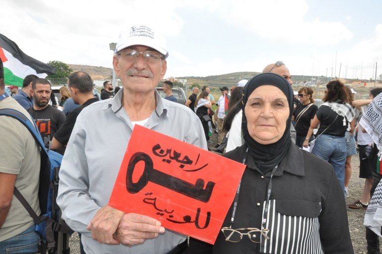 السبعيني حجو حجو، برفقة زوجته أمينة: المشاركة الواسعة بمسيرة العودة تؤكد أن فلسطين تنبض بالحياة.