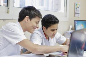 توفير 400 مقعد للطلبة الإماراتيين المتميزين في دبي بمنح دراسية تغطي 50% من الرسوم