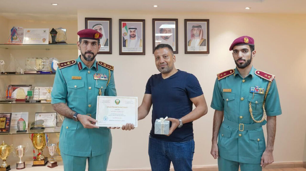 شرطة عجمان تكرّم مصرياً لأمانته بإعادة مبلغ من المال