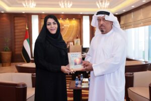 ضاحي خلفان يتسلم كتاباً حول حقوق الملكية الفكرية