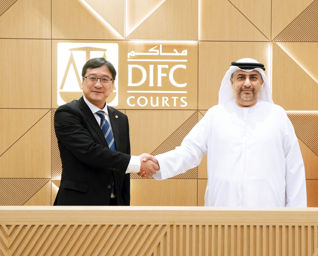 اتفاقية تعاون بين محاكم «دبي المالي العالمي» مع الجمعية القانونية في هونغ كونغ
