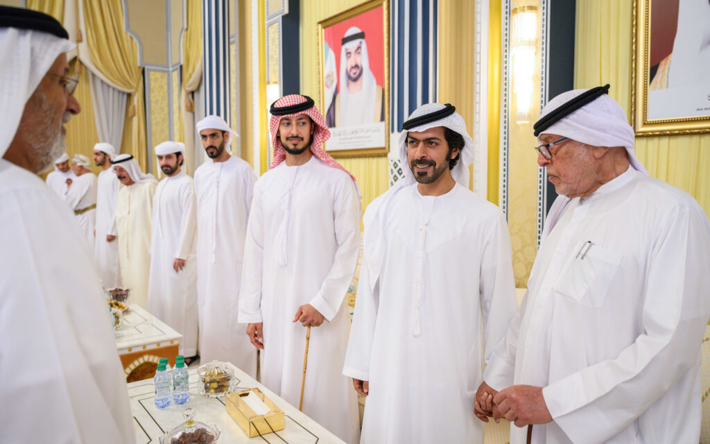 خليفة وزايد بن طحنون بن محمد يعزيان في وفاة سعيد العتيبة