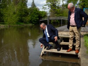 متسابقو الألعاب المائية في بريطانيا يطالبون بتنقية المياه من الصرف الصحي