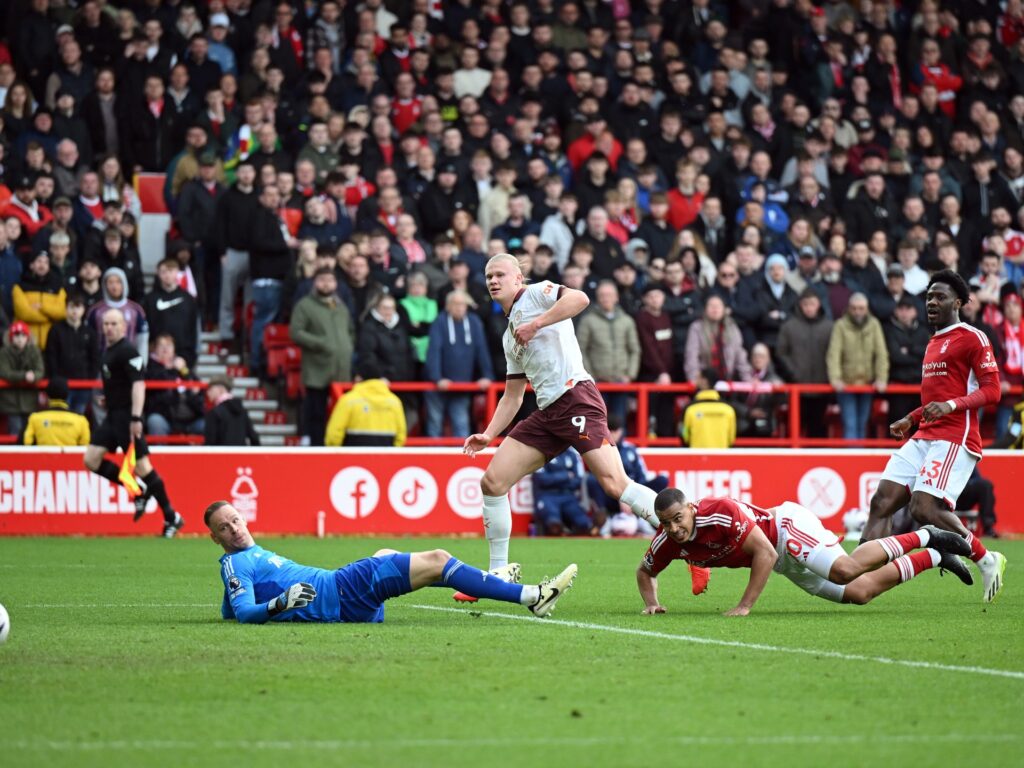 الدوري الإنجليزي الممتاز يقترب من رقم قياسي في التهديف