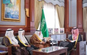 أمير المدينة يستقبل أمين جائزة «مدني لدراسات تاريخ الجزيرة العربية»