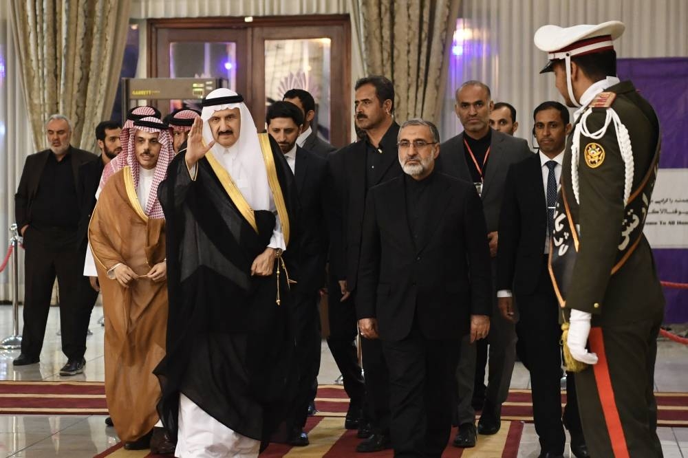 الأمير منصور بن متعب ووزير الخارجية ينقلان تعازي القيادة في وفاة الرئيس الإيراني ووزير الخارجية ومرافقيهما