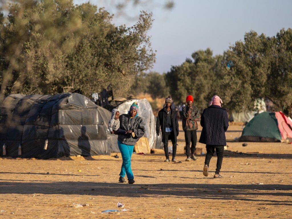 أزمة المهاجرين في تونس.. كرة النار المتبادلة بين ضفتي المتوسط