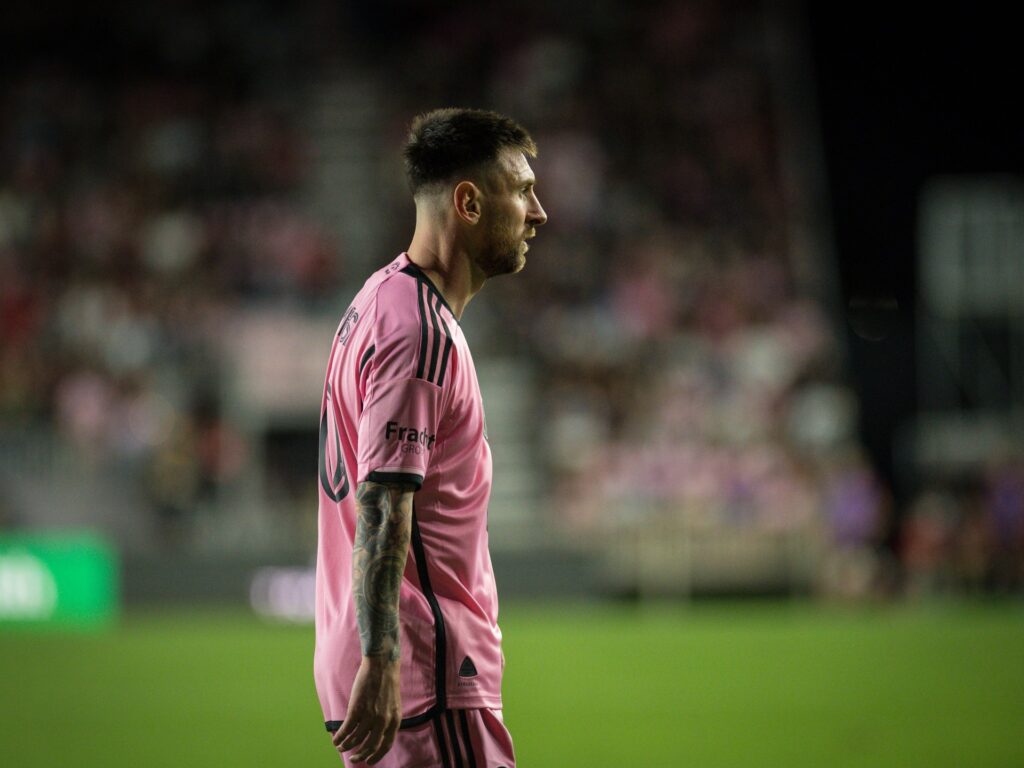 نجم إنجليزي سابق يتهم ميسي بأنه “معدل جينيا”