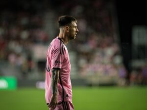 نجم إنجليزي سابق يتهم ميسي بأنه “معدل جينيا”