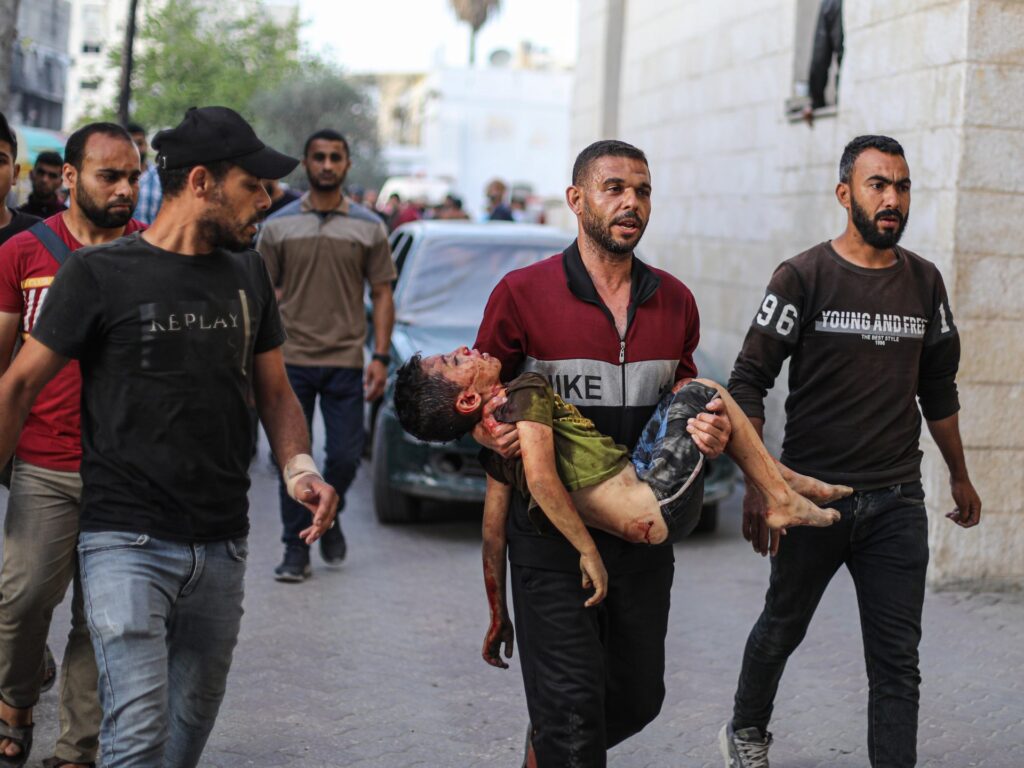 الجيش الإسرائيلي يحرق مراكز إيواء شمالي غزة ويتوغل في رفح