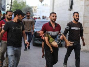 الجيش الإسرائيلي يحرق مراكز إيواء شمالي غزة ويتوغل في رفح