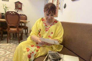 فلسطينية تقلّب أرشيف عائلتها في غزة من القدس