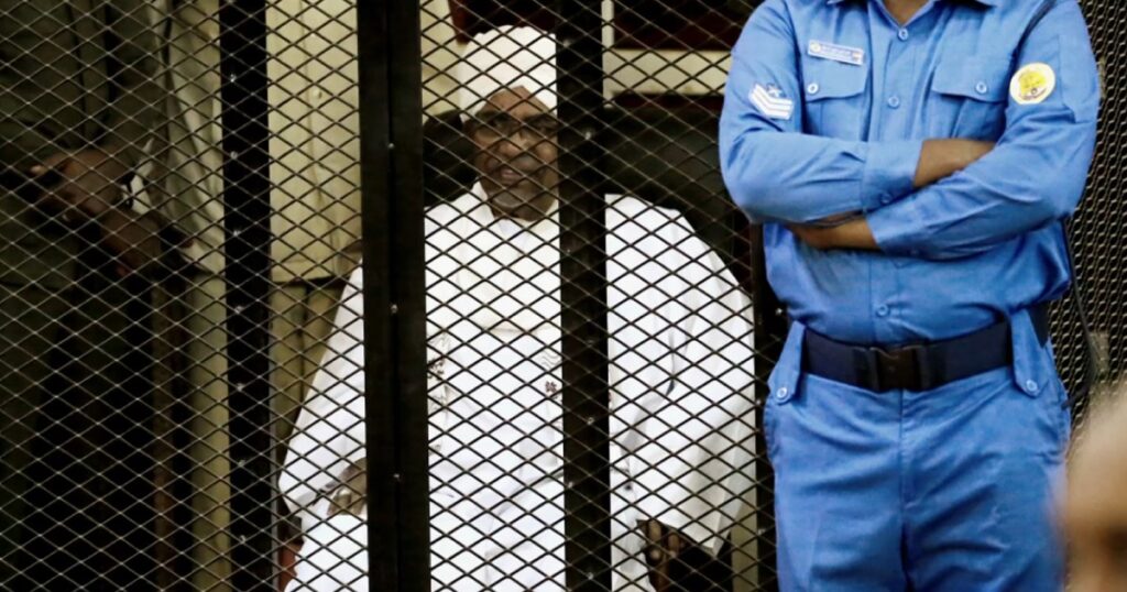 توقعات بنقل البشير من أم درمان لشمال السودان ومطالب للإفراج عنه بكفالة