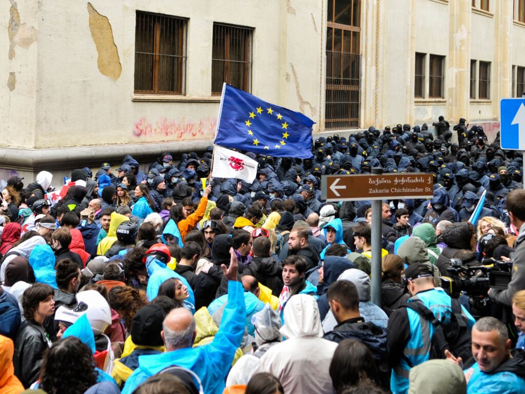 بسبب قانون التأثير الأجنبي.. ماكرون وشولتس قلقان على جورجيا