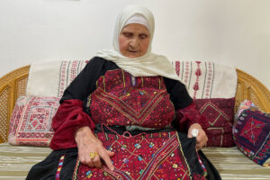 من سعة أراضي “جراش” إلى ضيق المخيم.. قصة تهجير الفلسطينية “خضرة”