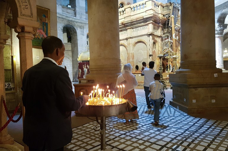 10-كنيسة القيامة شبة خالية من المصلين سوى من مجموعة سياحية إثيوبية وسياح وصلوا بشكل فردي(الجزيرة نت)