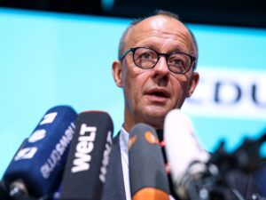 زعيم الحزب المسيحي الديمقراطي بألمانيا يحذر من الإسلام السياسي