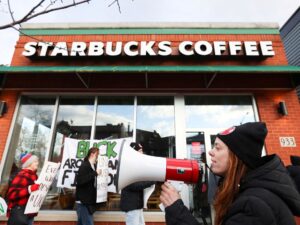 سهم ستاربكس يخسر 12% بعد أداء ضعيف بالربع الأول إثر المقاطعة