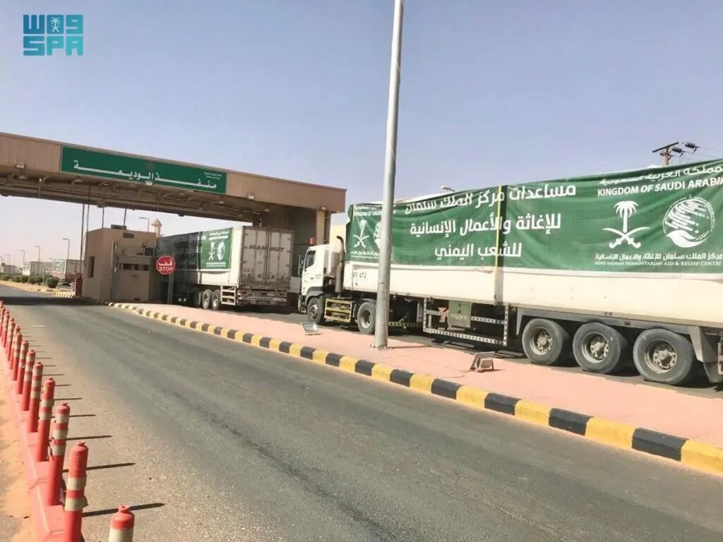 مقدمة من «إغاثي الملك سلمان».. 330 شاحنة إغاثية تعبر إلى اليمن