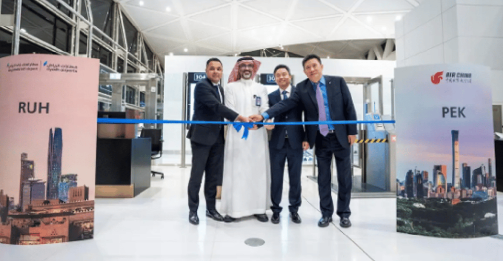مطار الملك خالد الدولي يدشّن 3 رحلات أسبوعيًا إلى بكين