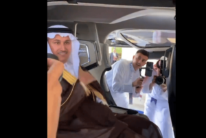 بالفيديو.. وزير النقل في إحدى طائرات التاكسي الجوي المعروضة بمؤتمر مستقبل الطيران