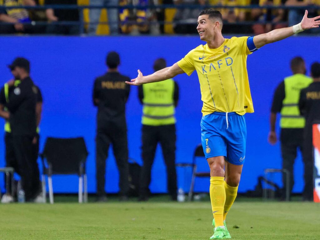 للعام الثاني على التوالي.. رونالدو يتصدر قائمة الرياضيين الأعلى أجرا في العالم