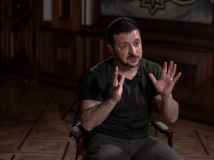 زيلينسكي يتهم الدول الغربية بمنعه من استخدام أسلحتها لضرب روسيا