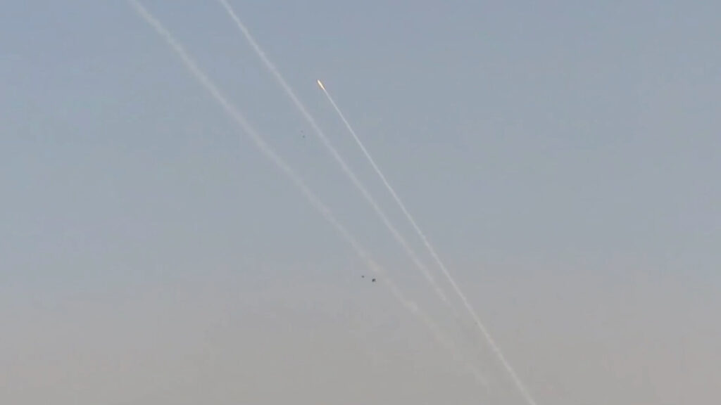 إسرائيل: حماس قصفت تل أبيب من مواقع على بعد 800 متر من قواتنا