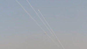 إسرائيل: حماس قصفت تل أبيب من مواقع على بعد 800 متر من قواتنا