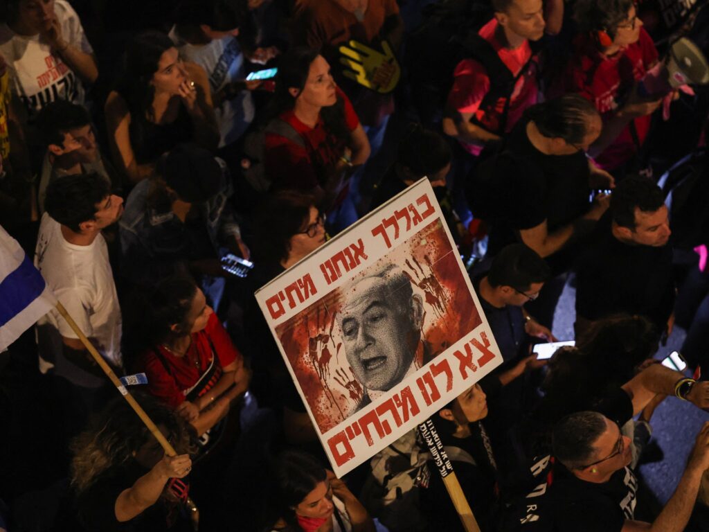 حظر الجزيرة ومحادثات الصفقة ورفح تشغل الصحف الإسرائيلية