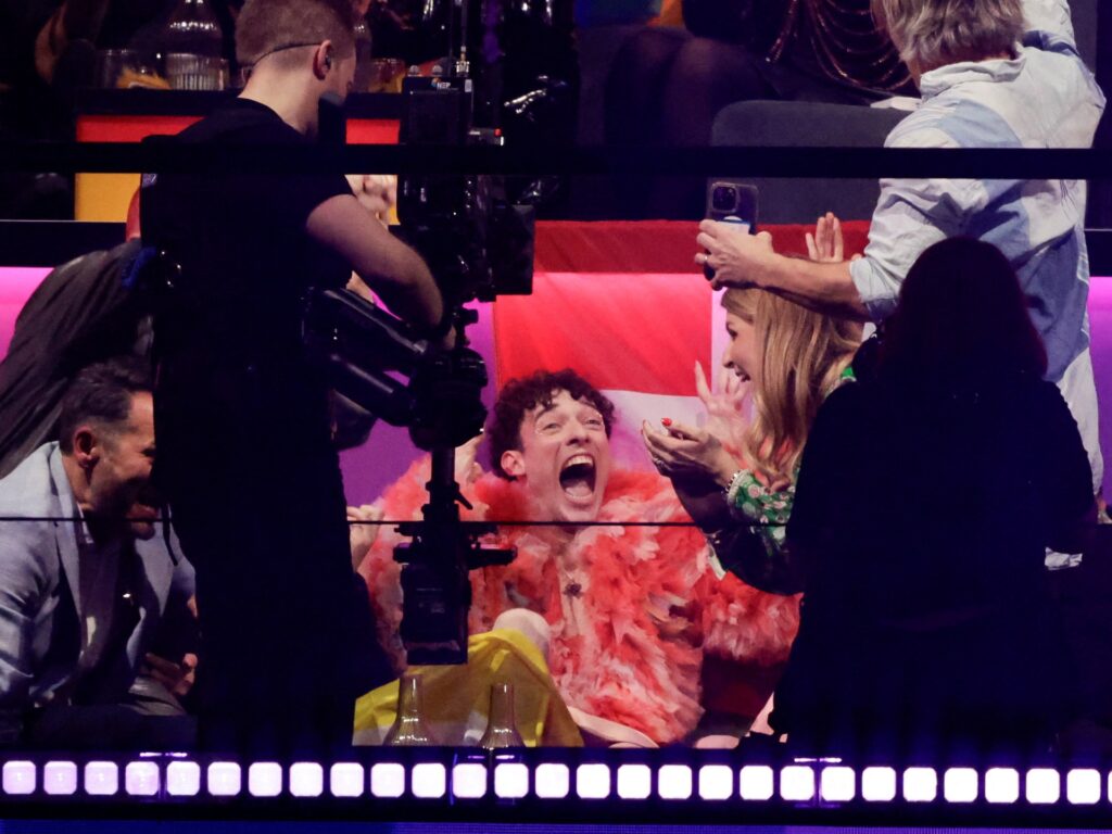 تتويج سويسرا بالـ”يوروفيجن” وطرد ممثل هولندا واستمرار المظاهرات ضد مشاركة إسرائيل