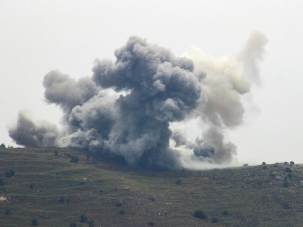 عقب مقتل عنصر لحزب الله.. عشرات الصواريخ تستهدف شمال إسرائيل