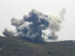 عقب مقتل عنصر لحزب الله.. عشرات الصواريخ تستهدف شمال إسرائيل