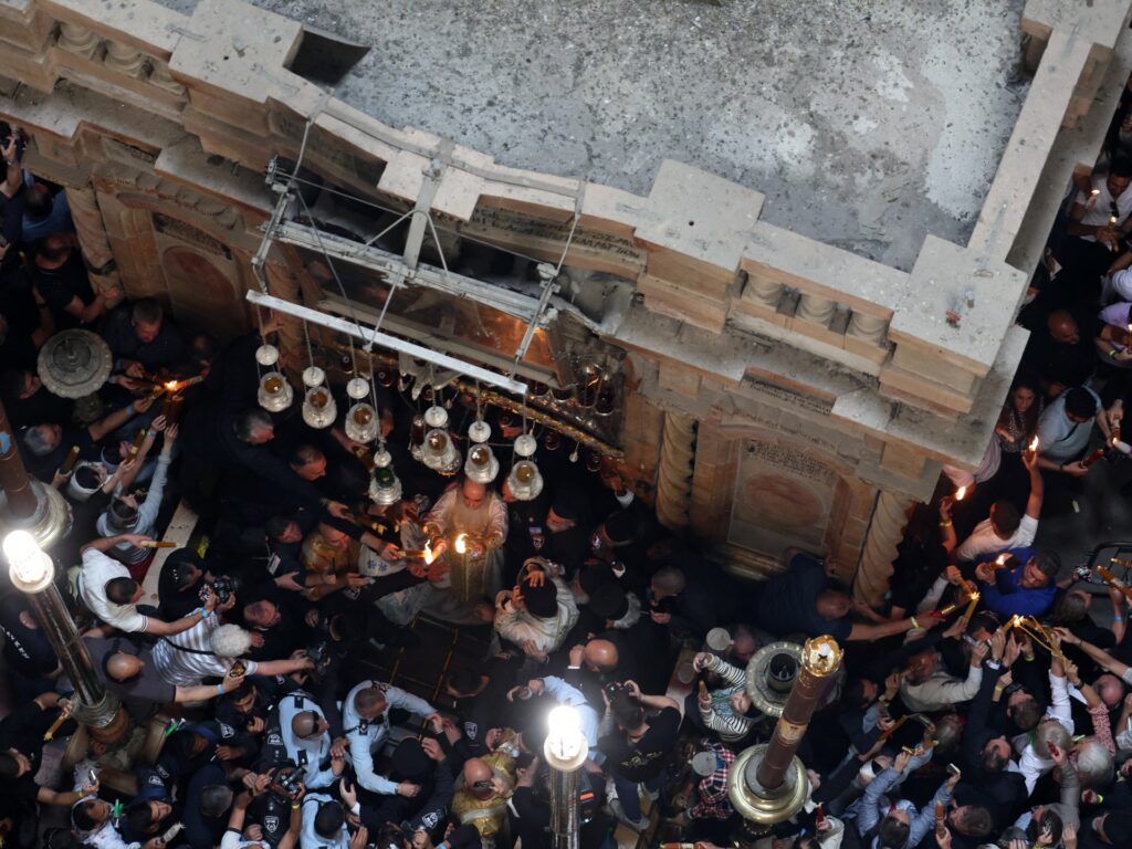 الاحتلال يقيد وصول المسيحيين لكنيسة القيامة بالقدس في “سبت النور”