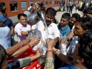 حرارة قياسية وإعصار وشح بالمياه في الهند وباكستان تحترّ