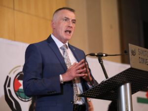 رئيس حزب أيرلندي شمالي: ما يحدث بفلسطين يذكرنا بتجربتنا مع الاستعمار