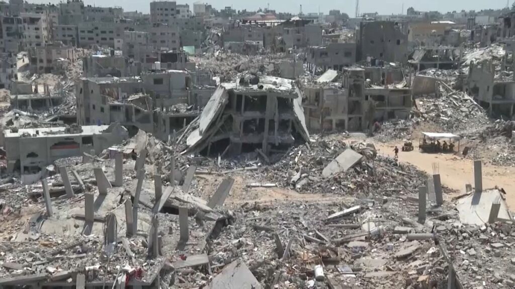 نزحوا إلى رفح إثر القصف واليوم يغادرونها للسبب نفسه.. فلسطينيون يعودون إلى منازلهم المدمرة بخان يونس